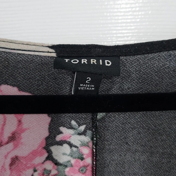 Torrid Black Fancy Flow Floral Mini Stretch Crepe Wrap Dress in Size 2 - Picture 3 of 12